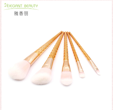 女孩子必備那幾種化妝刷呢！