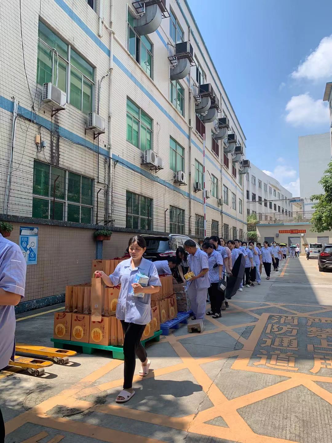 雅香麗化妝用品（深圳）有限公司預祝大家度過一個平安祥和、喜慶歡樂的中秋假期！