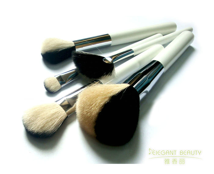 化妝刷柄的材質對使用體驗有何影響？你們提供哪些選擇？