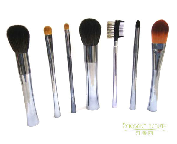 成套化妝刷中的每把刷子都有何特定用途？