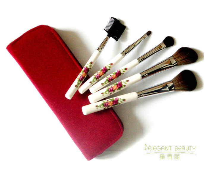 化妝刷選購(gòu)指南：材質(zhì)、形狀與品牌的科學(xué)選擇